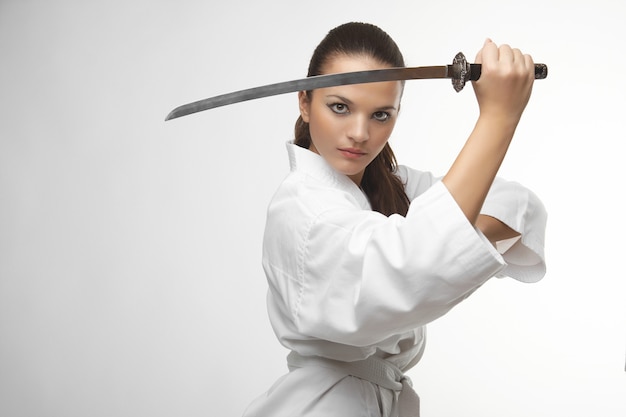 Atractivas jóvenes mujeres sexy con espada de samurai