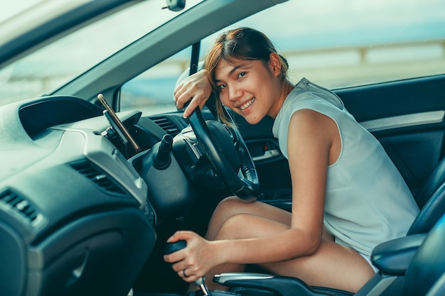 Atractivas mujeres asiáticas sonriendo y mirando a los pasajeros. viaje de vacaciones Concepto de relajación y disfrute.