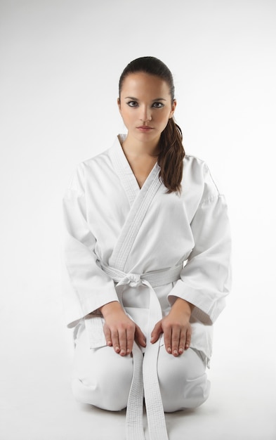 Atractivas mujeres jóvenes en una pose de karate