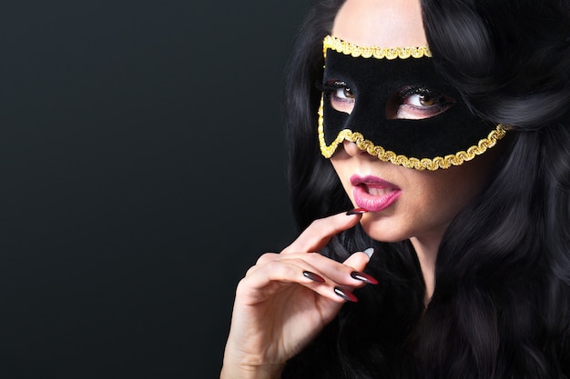 Atractive junge Frau mit Venedig-Maske