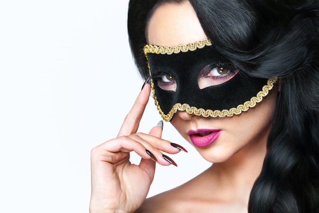 Atractive junge Frau mit Venedig-Maske