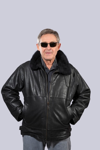 Atractivo anciano con chaqueta de cuero negro y gafas de sol