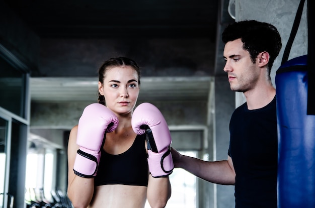 Atractivo boxeador femenino en el entrenamiento en el gimnasio