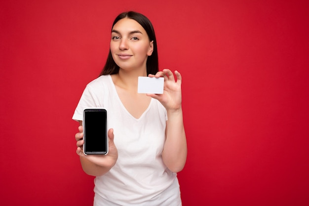 Foto atractivo, feliz, joven, mujer morena, llevando, casual, camiseta blanca, aislado