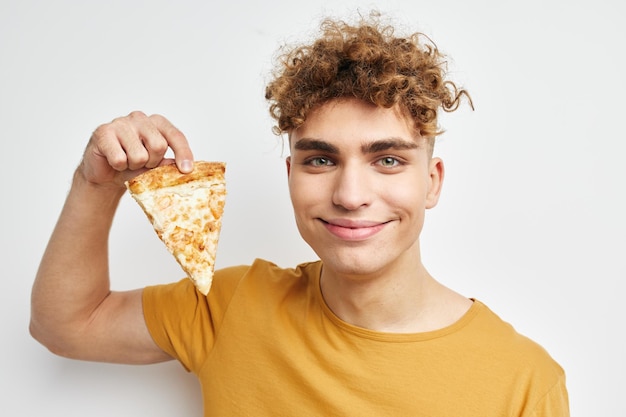 Atractivo hombre pizza snack comida rápida estilo de vida inalterado