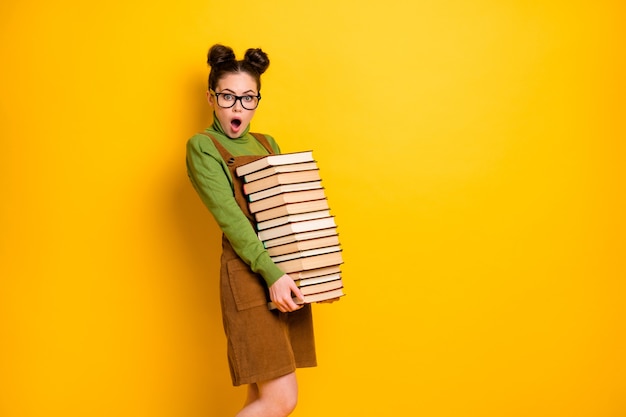 atractivo intelectual niña llevando libro ciencia aislado brillante vivo brillo vibrante color amarillo