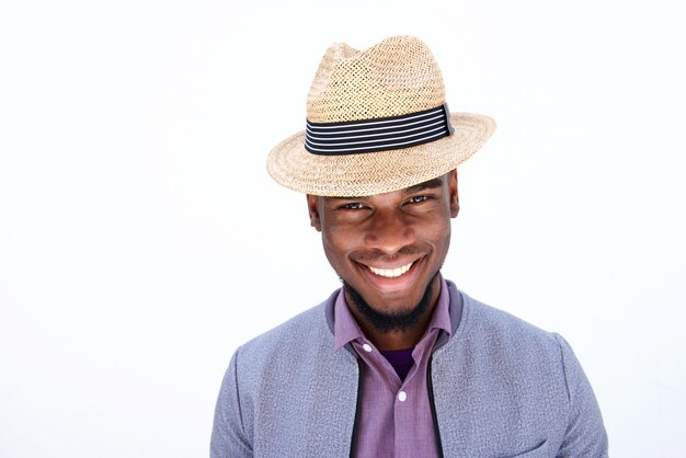 Atractivo joven africano con sombrero