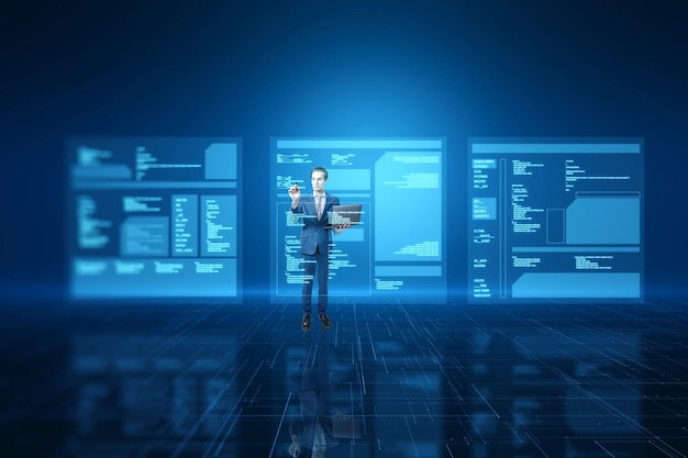 Atractivo joven empresario que utiliza una base de datos digital doblada sobre un fondo azul borroso con reflejos Transformación digital y concepto de medios