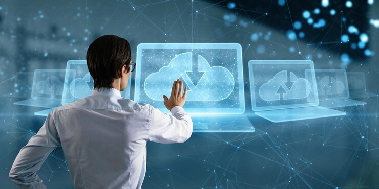 Foto atractivo joven hombre de negocios caucásico con portátil digital poligonal abstracto con holograma de computación en la nube en fondo interior borroso base de datos e información concepto de doble exposición