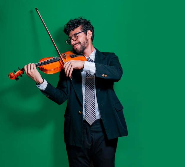 Atractivo joven tocando violín, chico tocando violín aislado, maestro violinista aislado