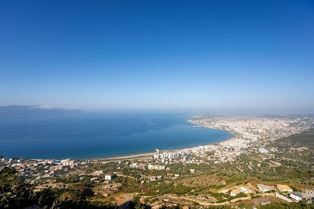 Atractivo paisaje urbano primaveral de la ciudad de vlore desde la fortaleza de kanines que cautiva el paisaje al atardecer de adriat