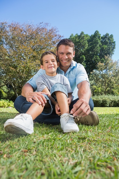 Atractivo papá e hijo sonriendo