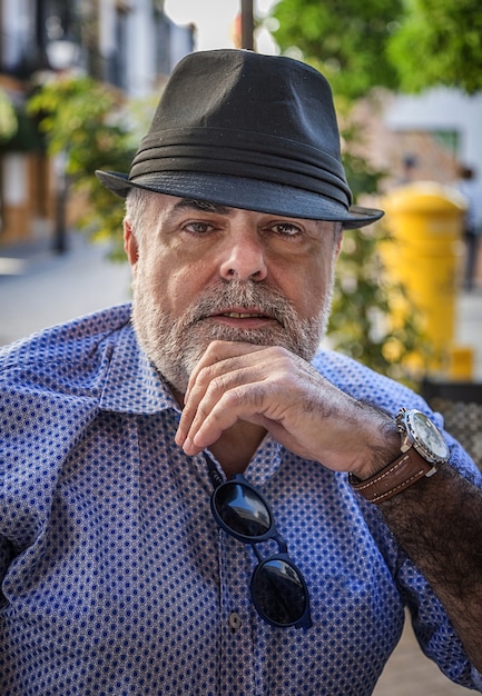 Atractivo viejo con barba y sombrero