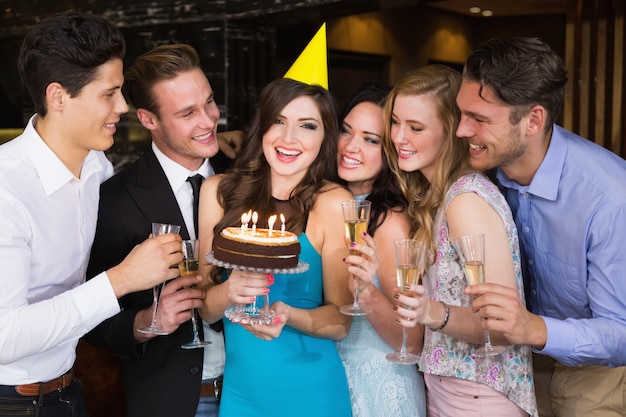 Atractivos amigos celebrando un cumpleaños