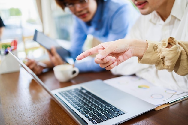 Atractivos grupos de empresarios asiáticos trabajando juntos Pequeñas empresas y trabajo en equipo