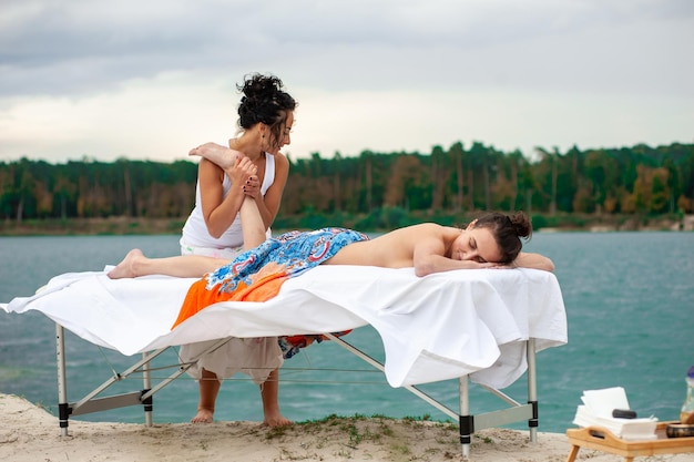 Atraente, caucasiano, mulher, deitando-se, ligado, um, cama massagem, em, um, spa