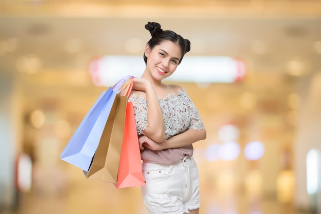 Atraente, comprador, mulher segura, bolsas para compras