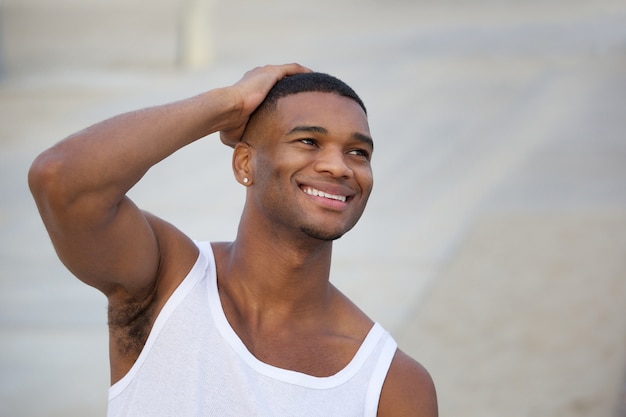 Atraente, homem americano africano, sorrindo