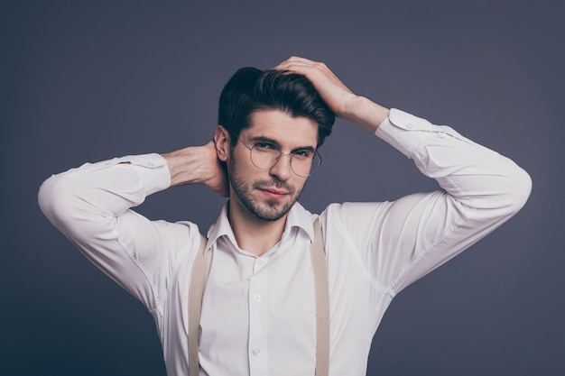 atraente homem de negócios macho responsável chefe toque penteado vestido formalwear camisa branca bege suspensórios specs.