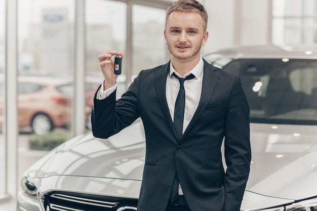 Atraente, homem negócios, comprando, novo, automóvel, em, a, dealership