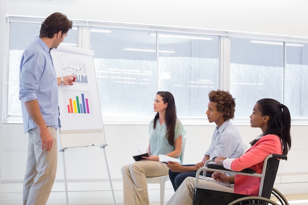 Atraente, homem negócios, fazendo uma apresentação, para, seu, colega, colegas trabalho