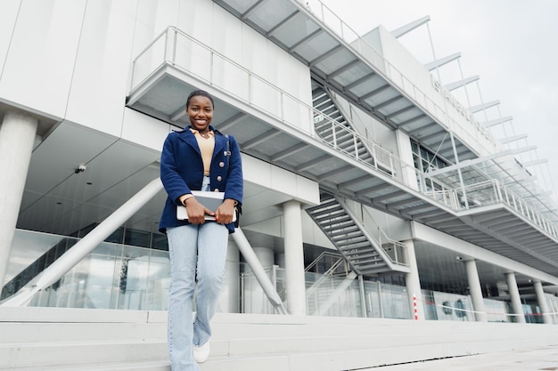 Atraente jovem africana andando na cidade