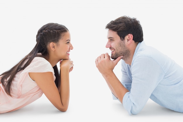 Atraente jovem casal sorrindo um para o outro