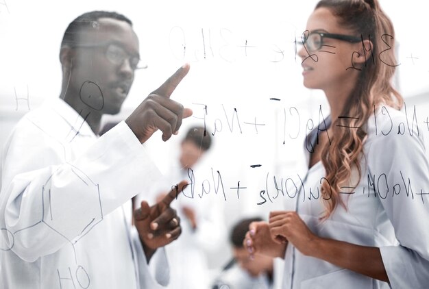 Atraente jovem cientista pipetando e microscopiando no laboratório de pesquisa de ciências da vida