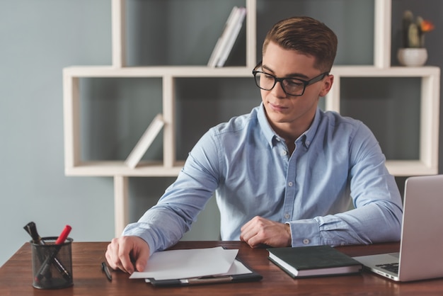 Atraente jovem empresário em óculos.