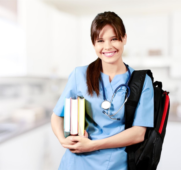 Atraente jovem estudante de medicina com mochila e livros