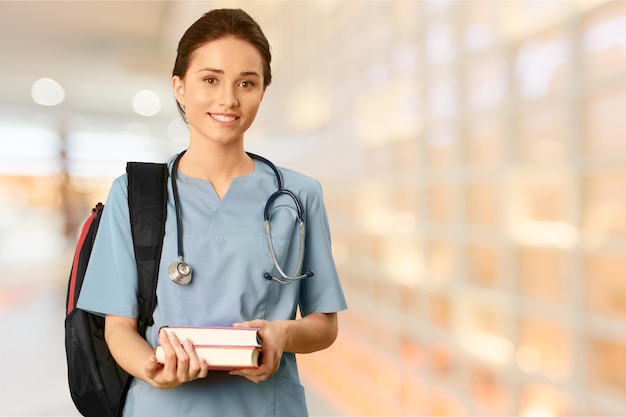 Atraente jovem estudante de medicina com mochila e livros