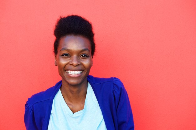 Atraente jovem mulher africana em fundo vermelho