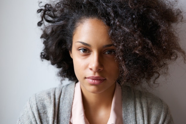 Foto atraente, jovem, mulher americana africana, olhando câmera