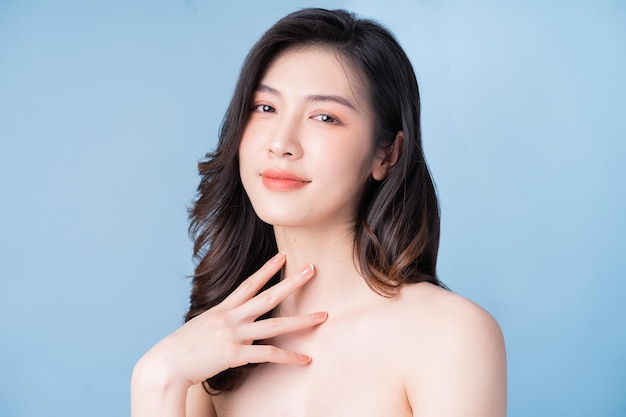 Atraente jovem mulher asiática com pele fresca Cuidados faciais tratamento facial pele beleza mulher isolada na pele de beleza cosmetologia de fundo branco e conceito cosmético