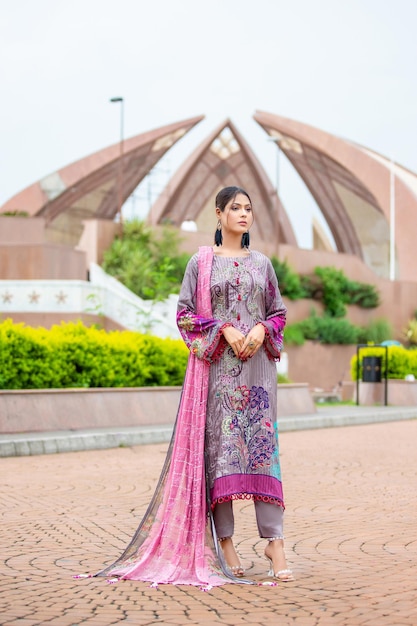 Atraente jovem vestindo Desi Dress para sessão de fotos de moda no Paquistão Monument