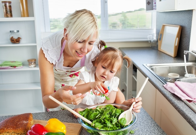 Atraente mãe e criança cozinhar