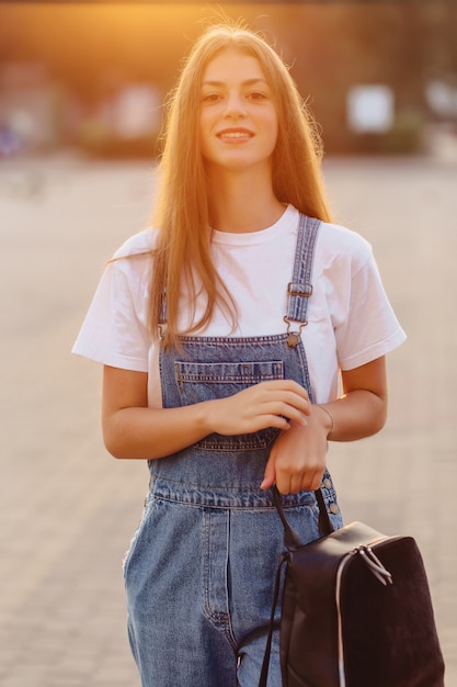 Atraente, menina bonita, com, pasta, caminhada, ligado, rua, em, manhã, amanhecer, luzes