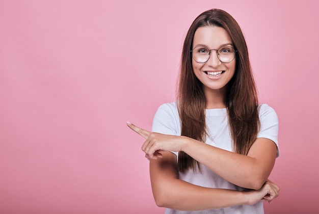 Atraente mulher alegre em t-shirt e pc redondo glases com cabelos longos