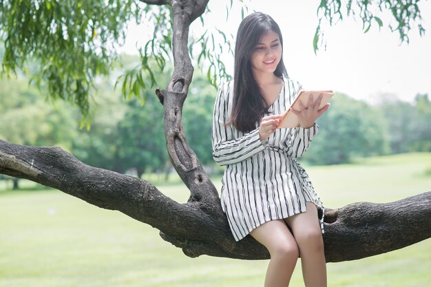 Atraente, mulher, lendo um livro, parque