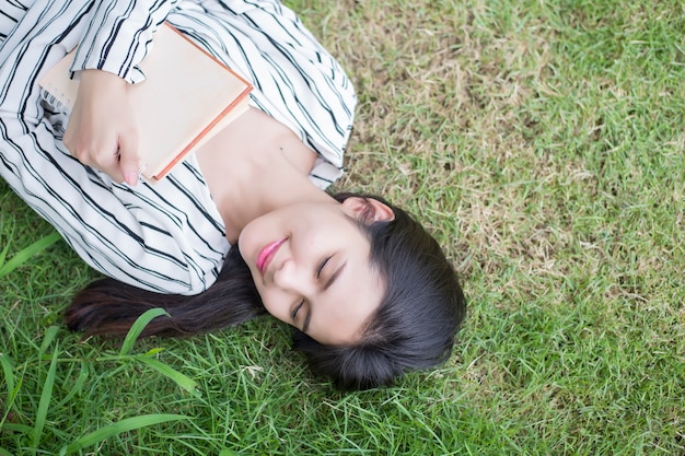 Atraente, mulher, lendo um livro, parque