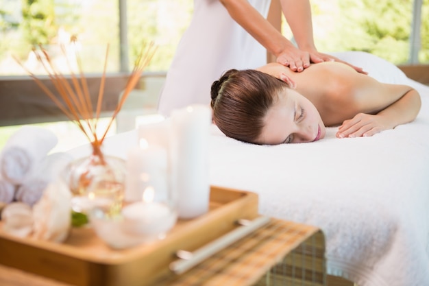 Atraente, mulher, recebendo, costas, massagem, em, spa, centro