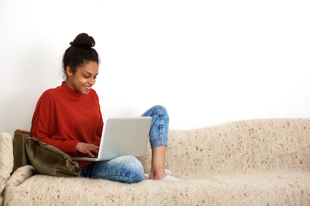 Atraente, mulher, sentar sofá, com, laptop