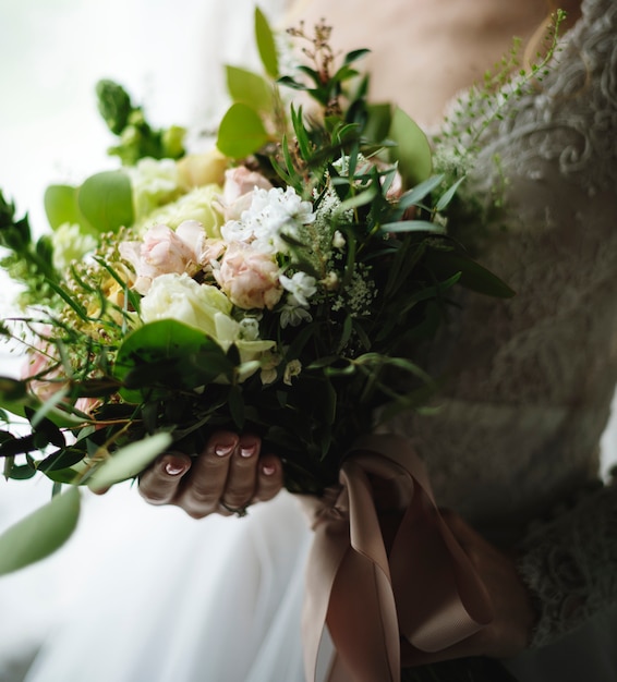 Atraente noiva linda segurando buquê de flores