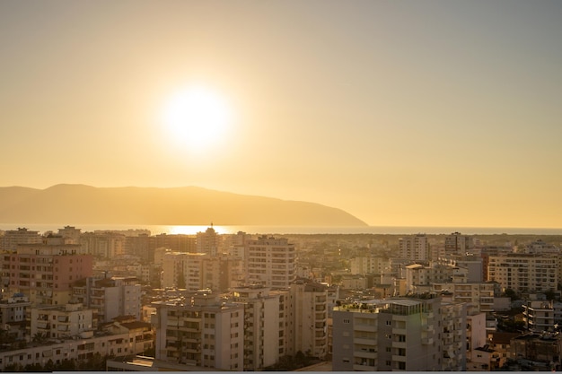 Atraente paisagem urbana de primavera da cidade de vlore de kuzum baba cativante pôr do sol sescape do mar adriático