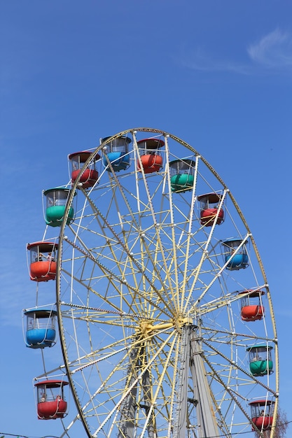 Atraktsion roda gigante colorida contra o céu azul