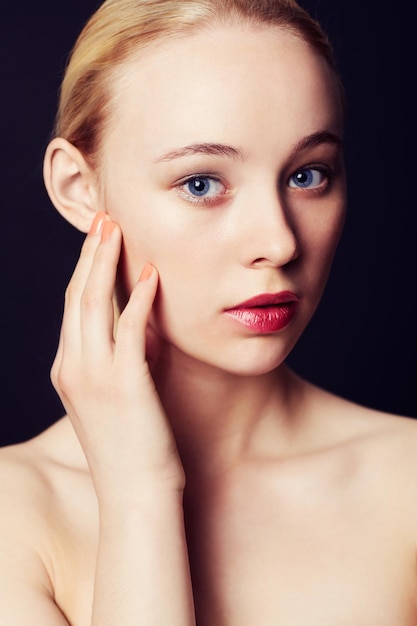 Atrapado en la mirada de las cámaras Retrato de belleza de una joven rubia contra un fondo negro