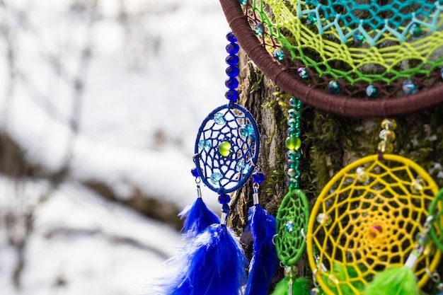 Atrapasueños colorido hecho de cuentas de cuero de plumas y cuerdas colgando hecho a mano
