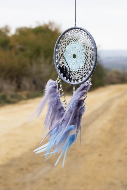 Foto atrapasueños hecho a mano con hilos de plumas y cuerda colgante de cuentas