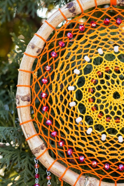 Atrapasueños hechos a mano con hilos de plumas y cuentas colgando de la cuerda