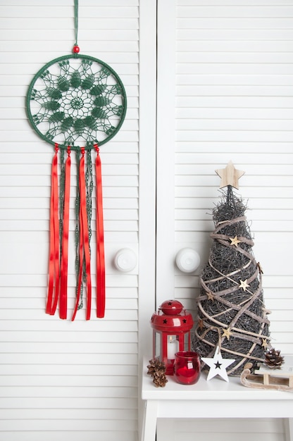 Atrapasueños de Navidad en el fondo de la puerta